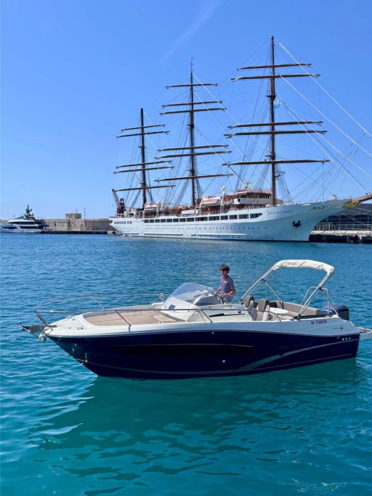 Location d'un bateau Cap Camarat à Nice avec Rent My Boat