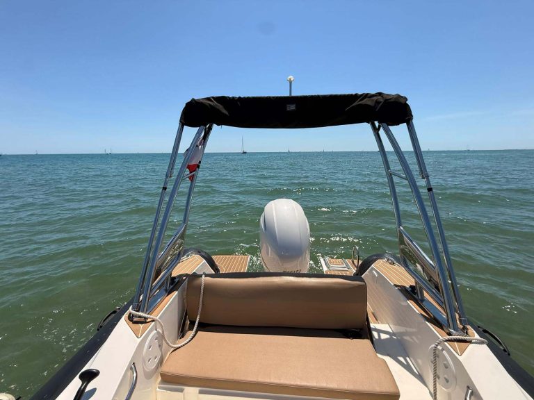 Capelli Tempest 700 - 200 cv de Rent My Boat Carnon